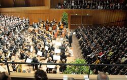 Freude, schöner Götterfunken: Projektchor, Württembergische Philharmonie und Solisten begeistern ihr Publikum. GEA-FOTO: MEYER