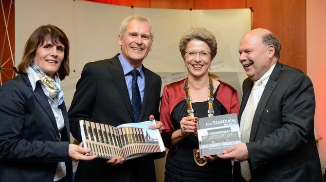 GEA-Verleger Valdo Lehari jr. (rechts) und Autor Roland Hauser übergeben Oberbürgermeisterin Barbara Bosch das druckfrische Stad