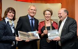 GEA-Verleger Valdo Lehari jr. (rechts) und Autor Roland Hauser übergeben Oberbürgermeisterin Barbara Bosch das druckfrische Stad