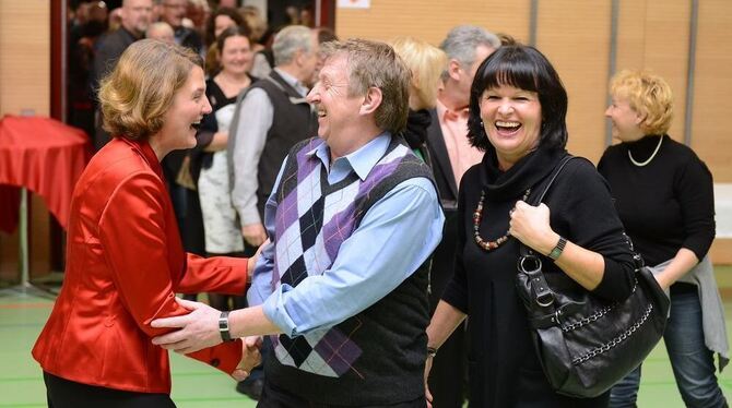 Man kennt sich, man mag sich: Bürgermeisterin Silke Höflinger begrüßt »ihre« Walddorfhäslacher. Man kennt sich, man mag sich: Bürgermeisterin Silke Höflinger begrüßt »ihre« Walddorfhäslacher.