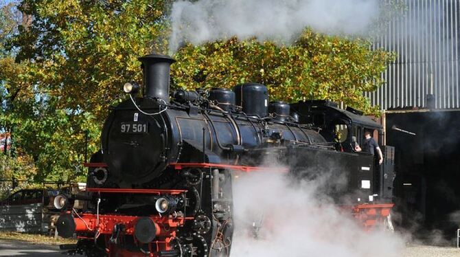Die Lok 97 501 im Lokschuppen am Westbahnhof. Mittlerweile ist sie fertig restauriert. Damit sie aber dauerhaft in Betrieb gehen Die Lok 97 501 im Lokschuppen am Westbahnhof. Mittlerweile ist sie fertig restauriert. Damit sie aber dauerhaft in Betrieb gehen