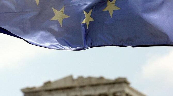 Eine europäische Flagge vor der Akropolis in Athen. Foto: Orestis Panagiotou