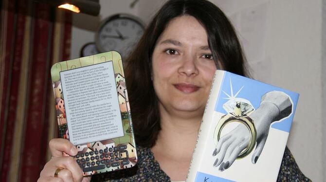 E-Book oder Hardcover-Buch? Pia Ziefle setzt vorerst wieder aufs Buch. GEA-FOTO: HAILFINGER E-Book oder Hardcover-Buch? Pia Ziefle setzt vorerst wieder aufs Buch. GEA-FOTO: HAILFINGER