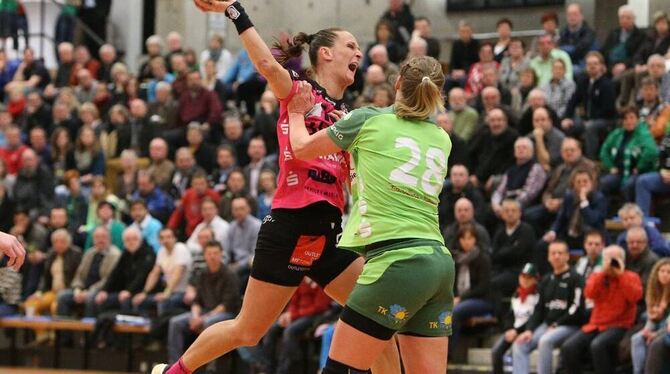 Unsanft gestoppt: Annamaria Ilyes und die TuS. Rechts: Anika Leppert. FOTO: EIBNER Unsanft gestoppt: Annamaria Ilyes und die TuS. Rechts: Anika Leppert. FOTO: EIBNER