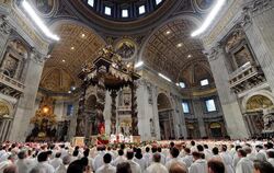 Papst Franziskus leitet im Petersdom die traditionelle Messe zur Weihe der Salböle. Foto: Ettore Ferrari