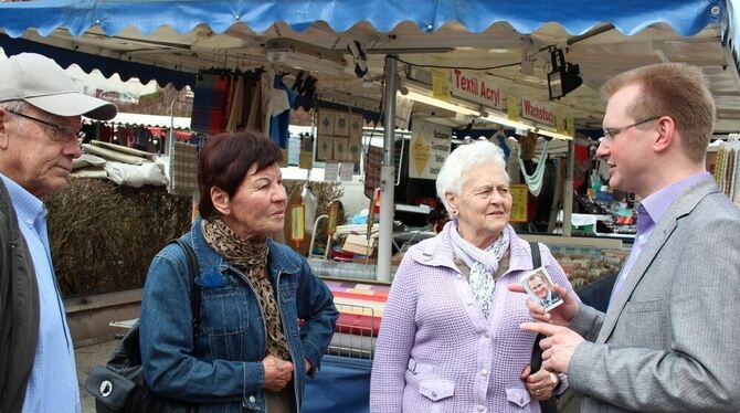Beim Großengstinger Krämermarkt sucht Mario Storz (rechts) das Gespräch mit Hans und Lidwina Brendle und Annemarie Bayer (von li