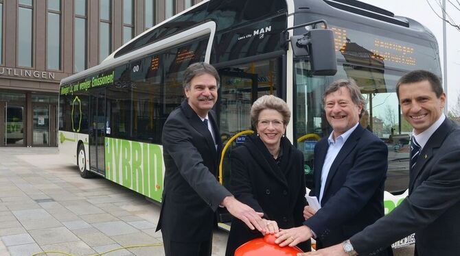Übergabe des neuen Hybridbusses (von links): Heiko Suter (Fair-Energie), OB Barbara Bosch, Ministerialdirektor Hartmut Bäumer, R