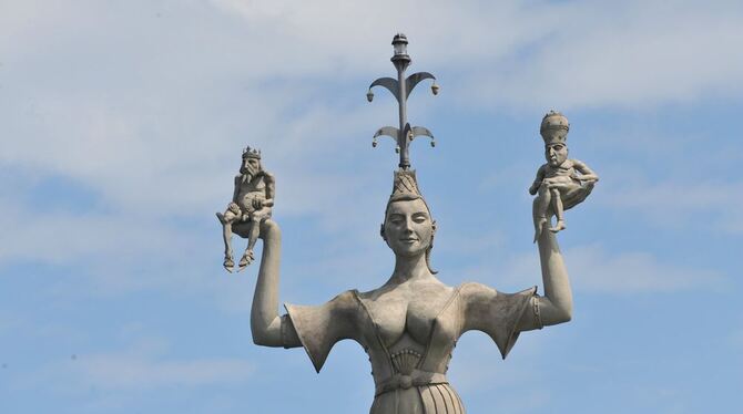 Die Hafenfigur »Imperia« ist in Konstanz am Bodensee zu sehen. Vor 20 Jahren wurde die zehn Meter hohe Statue im Konstanzer Hafe