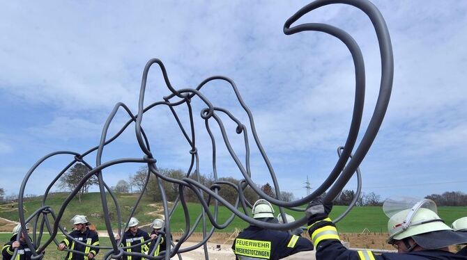 Feuerwehrmänner montieren bei Niederstotzingen eine Mammutskulptur. Rund um die Fundstelle der rund 40.000 Jahre alten Skulptur Feuerwehrmänner montieren bei Niederstotzingen eine Mammutskulptur. Rund um die Fundstelle der rund 40.000 Jahre alten Skulptur