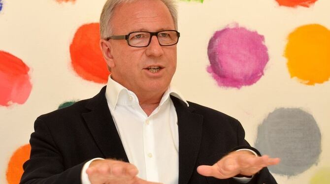 Architekt Wolfgang Riehle zu Hause vor einem Gemälde von Jerry Zeniuk. Architekt Wolfgang Riehle zu Hause vor einem Gemälde von Jerry Zeniuk.