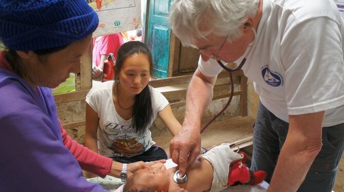 Der Reutlinger Allgemeinmediziner Friedrich Feurer untersucht in Nepal ein Baby.