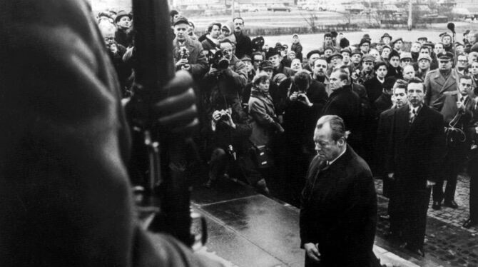 SPD-Bundeskanzler Willy Brandt kniet am 7. Dezember 1970 vor dem Mahnmal im einstigen jüdischen Ghetto in Warschau, das den Held