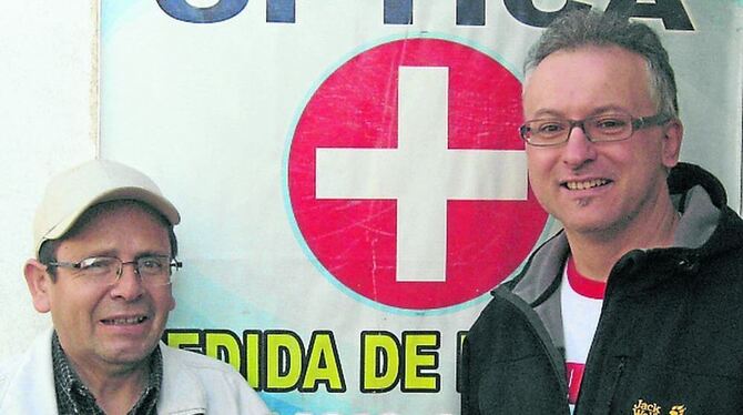 Sven Hunger (rechts) unterstützt den Arzt Samuel Venegas Torres, der Menschen im peruanischen Hochland medizinisch versorgt. FOT