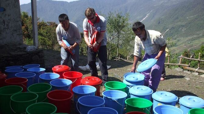 Alles sauber: Mountain Spirit Deutschland bringt Hilfe zur Selbsthilfe in die Bergregionen Nepals. Die Eimer dienen der besseren