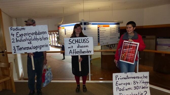 Protest vor der Diskussion über Tiernutzung an der Uni Tübingen.  FOTO: WEBER