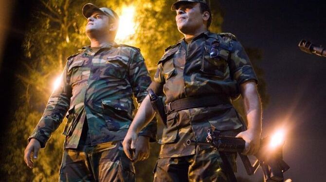 Armee-Offiziere beobachten die Jubelfeiern in Kairo. Foto: Justin Wilkes