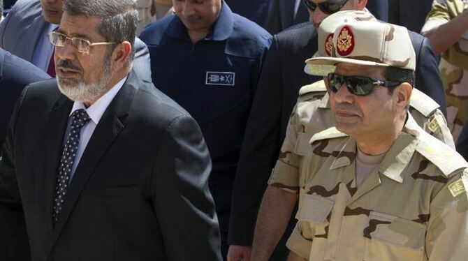 Gegenspieler: Der gestürzte Präsident Mohammed Mursi (l.) und Verteidigungsminister Abdel-Fattah al-Sisi. Foto: Khaled Elfiqi