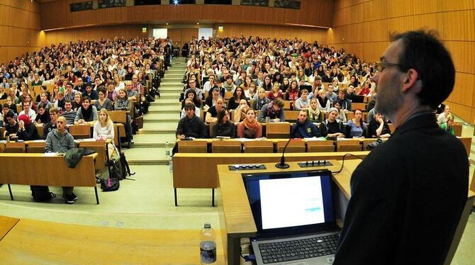 Ein fast voller Hörsaal an der Universität Tübingen: Erfolg im Studium hängt nicht nur von der Willigkeit der Lernenden ab, sond