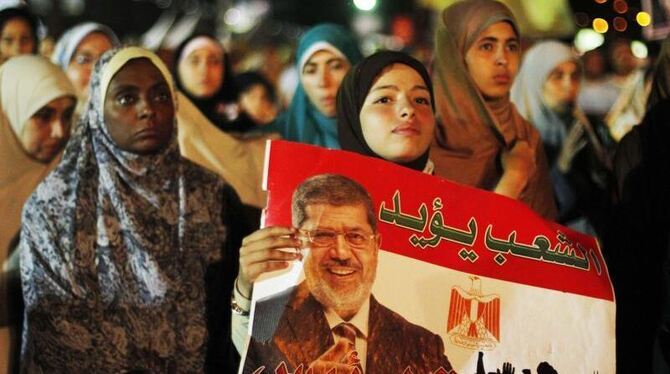 Anhänger des gestürzten Präsidenten Mohammed Mursi wollen sich mit seiner Absetzung nicht abfinden. Foto: Hassim Dabi