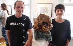 Das Künstlerpaar Jürgen und Julia Keppeler stellt seine Werke im Eninger Paul-Jauch-Haus aus. Hier präsentieren sie ein prächtig