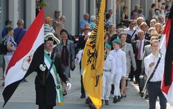 Honoratioren ziehen von der Marienkirche zum Schwörhof beim Friedrich-List-Gymnasium.