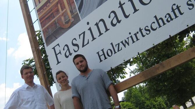 Faszination Holz: Professor Bertil Burian, links, Magdalena Nafz, Daniel Fothke. FOTO: KUNZE