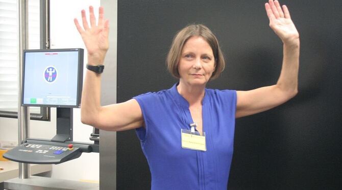 Hände hoch und um die Achse drehen. Die Ethikerin Regina Ammicht Quinn zeigt die richtige Haltung im Körperscanner.