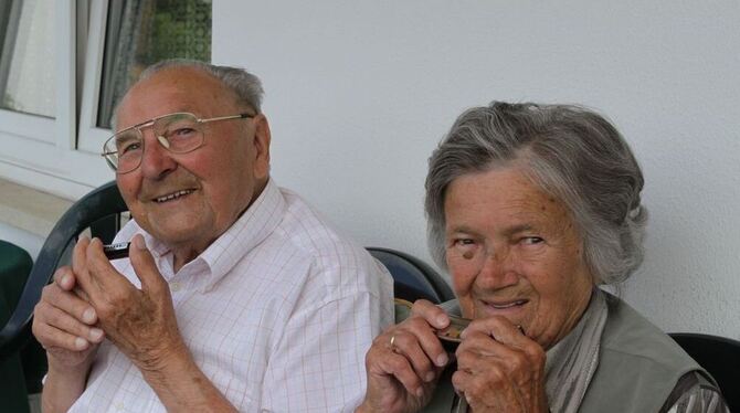 Auf ihrem Balkon lassen Barbara und Konrad Sellenkowitsch einen Sommertag gerne mit der Mundharmonika ausklingen. FOTO: SCHRADE