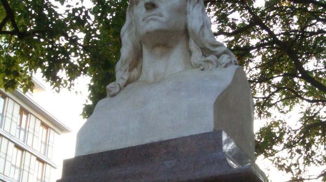 Chamisso-Marmorbüste im Berliner Monbijoupark von Julius Moser (1888). FOTO: WIKI Chamisso-Marmorbüste im Berliner Monbijoupark von Julius Moser (1888). FOTO: WIKI