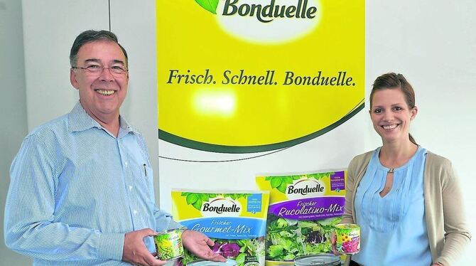 Rolf Darius, Geschäftsführer der Bonduelle Deutschland GmbH, und Nadja Ohlendorf, neue Marketingleiterin des Unternehmens, präse