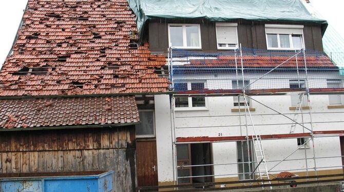 Dieses Dach in Jettenburg ist total verhagelt.  GEA-ARCHIVFOTO: STÖHR