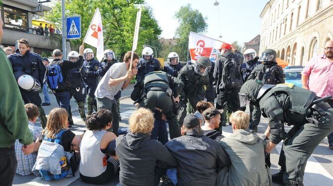 Mit einer Sitzblockade versuchten Antifa- und Zelle-Aktivisten die Abfahrt des NPD-Trosses zu verhindern. GEA-FOTO: PACHER