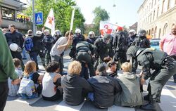 Mit einer Sitzblockade versuchten Antifa- und Zelle-Aktivisten die Abfahrt des NPD-Trosses zu verhindern. GEA-FOTO: PACHER