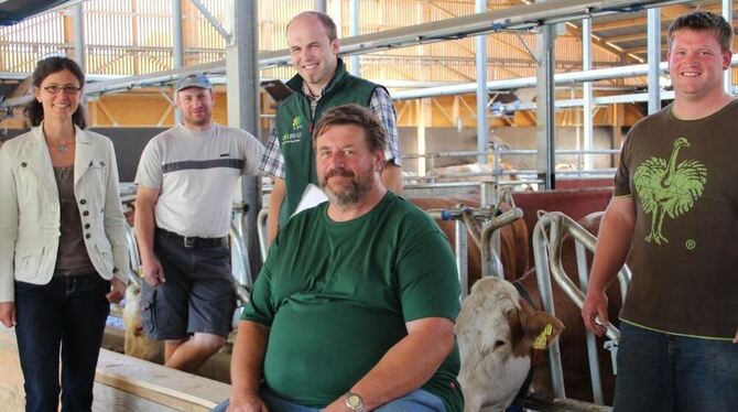 Akteure der Gläsernen Produktion im neuen Milchviehstall: Gebhard Aierstock, Elke Weidinger, Martin Schepper, Thomas Pfeifle, He