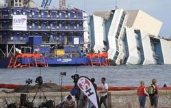 Nach monatelanger Vorarbeit soll die «Costa Concordia» wieder aufgerichtet werden. Foto: Giovannini