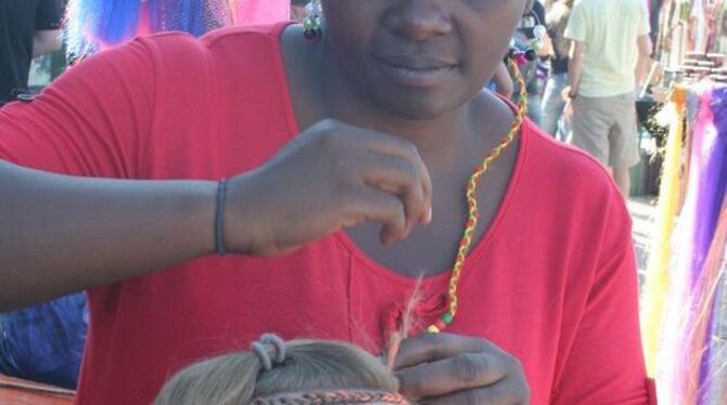 Afrikanische Frisuren waren beim Festival 2012 gefragt. GEA-ARCHIV-FOTO: Walderich