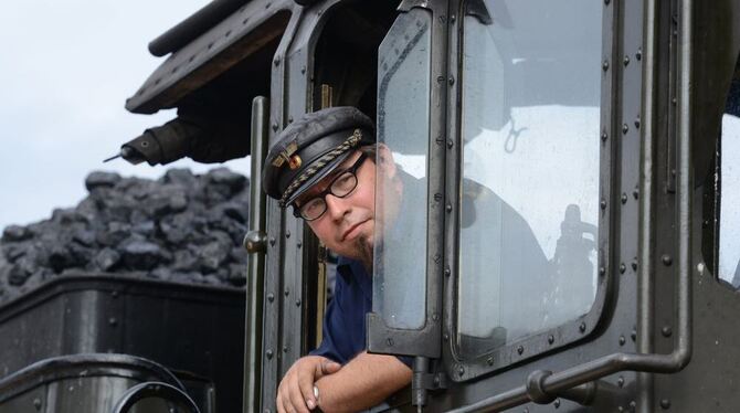 Lokomotivführer Juri Hucklenbroich schaut in Blumberg aus dem Führerhaus einer Lokomitive der Sauschwänzlebahn.