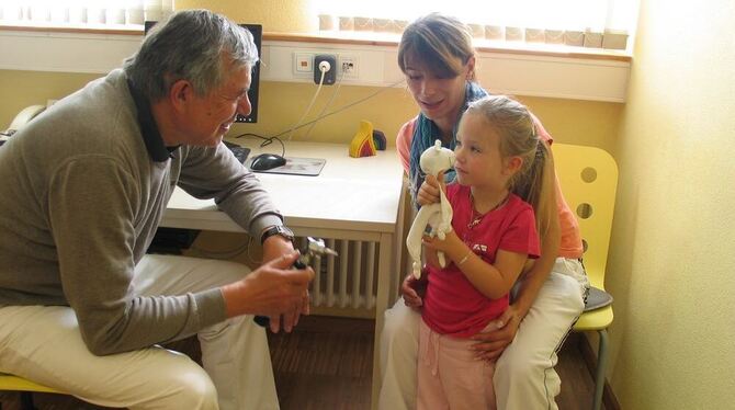 Ohrenschmerzen? Dr. Hans Scheub aus Gomadingen versteht sich auch auf die Behandlung von Kindern. GEA-FOTO: OELKUCH