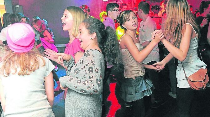 Spaß stand bei der Teenie-Disko an erster Stelle. Rund 200 Jugendliche waren gekommen, um gemeinsam zu feiern. GEA-FOTO