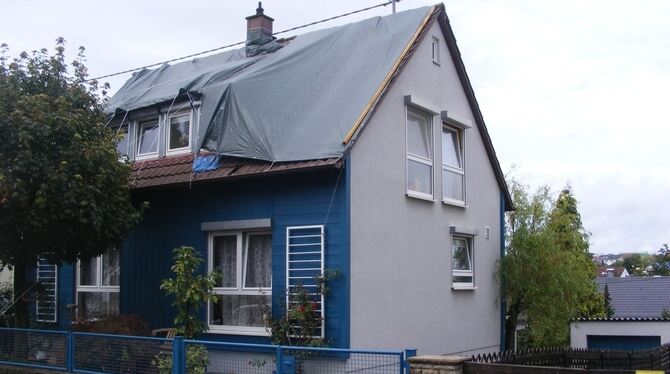 In der Nacht von 11. auf 12. September wurde dieses hagelbeschädigte Einfamilienhaus in der Rommelsbacher Gotlandstraße abermals