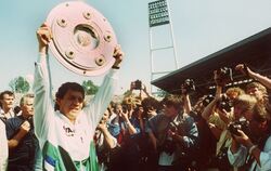 Endlich am Ziel: Werder-Trainer Otto Rehhagel mit der Meisterschale.  FOTO: DPA