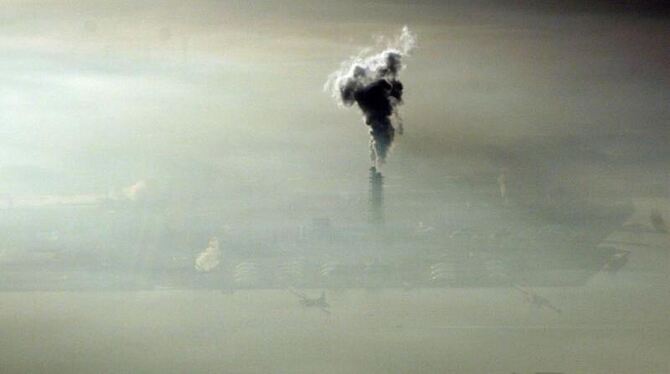 Eine große Rauchwolke steht über dem Schornstein einer Industrieanlage in Japan. Foto: Everett Kennedy Brown/Archiv
