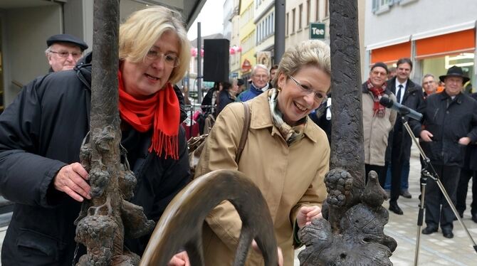 Wasser marsch beim Roten Brunnen in der Katharinenstraße: Barbara Bosch (rechts) und Ulrike Hotz drehten gestern gemeinsam ein g
