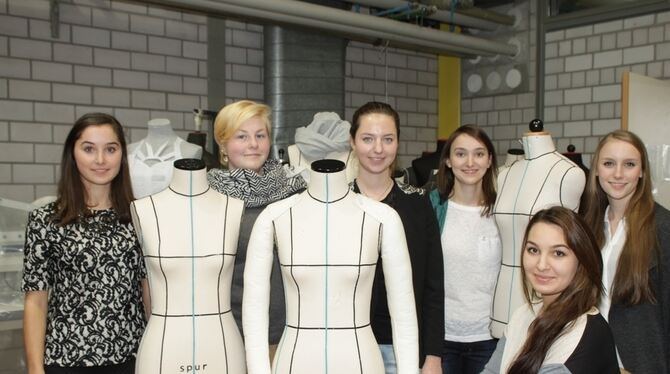 Kunstvolle Kleidungsstücke aus Zeitungspapier haben Design-Studentinnen der Hochschule Reutlingen geschaffen.