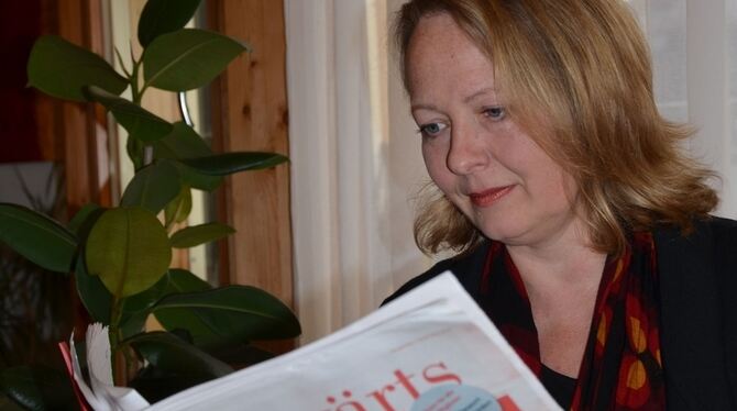 Britta Waschl, Vorsitzende des SPD-Ortsvereins Echaztal, informiert sich in der Parteizeitung »Vorwärts« über den genauen Inhalt