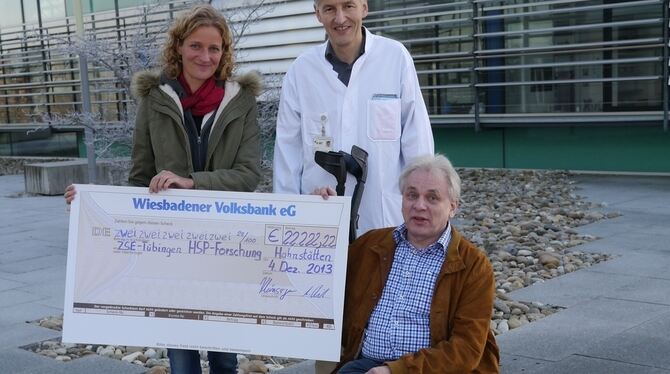 Rebecca Schüle, Ludger Schöls und Rudolf Kleinsorge (von links) bei der Scheckübergabe. FOTO: ALS