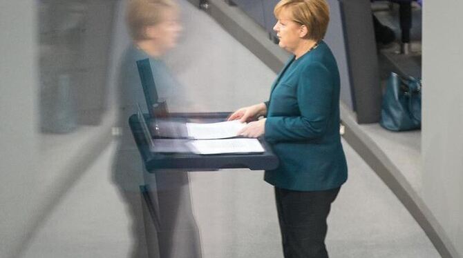 Bundeskanzlerin Angela Merkel gibt im Bundestag ihre erste Regierungserklärung der neuen Legislaturperiode ab. Foto: Hannibal