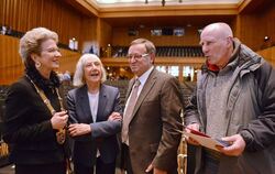 Barbara Bosch (links) mit Brigitte Bausinger, Adnan Özfirat und Max Herfert. GEA-FOTO: PACHER