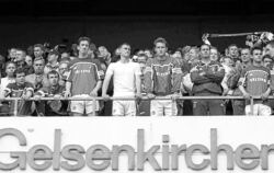 Nur ein "Meister der Herzen": der FC Schalke 04 nach der in vier Minuten entgangenen Meisterschaft. FOTO: DPA