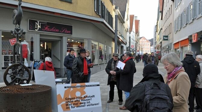 Mitglieder der Reutlinger SPD-Gemeinderatsfraktion sammelten am Samstag in der Katharinenstraße Unterschriften gegen das geplant